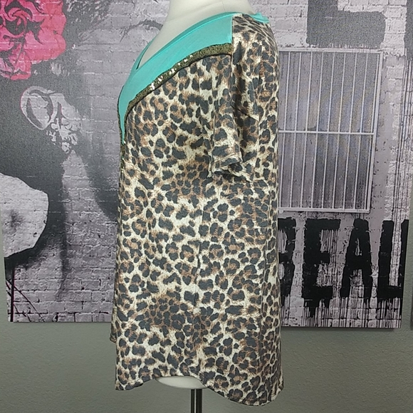 Heimish Sequin and Leopard Print V Neck Top Sz 1X - Picture 3 of 6